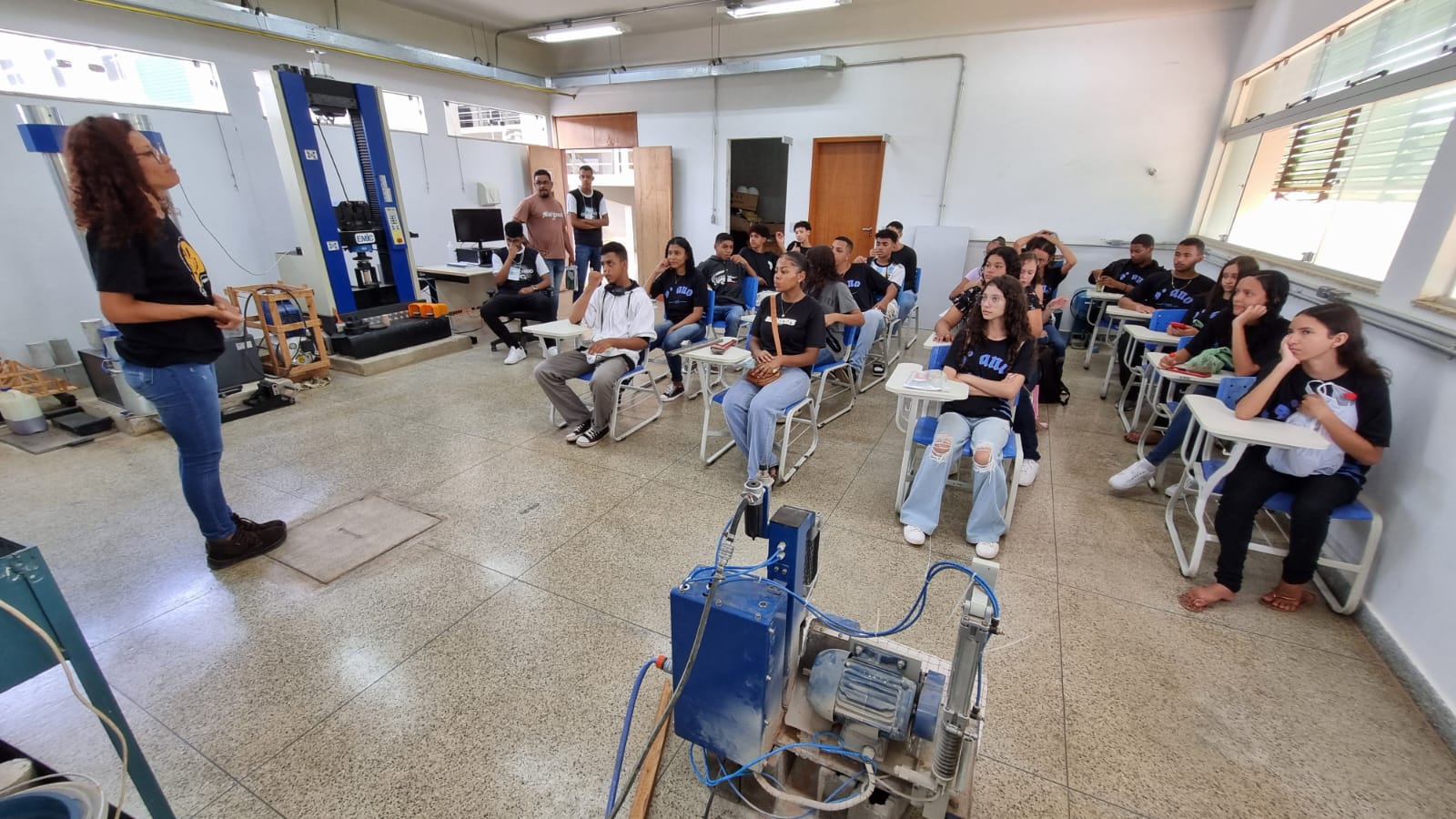 Estudante de Engenharia Civil apresenta Laboratório de Prensas.